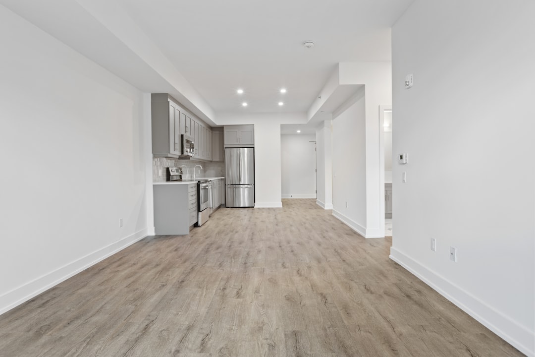 brown-wooden-parquet-floor-and-white-wall-aetexyqksuk